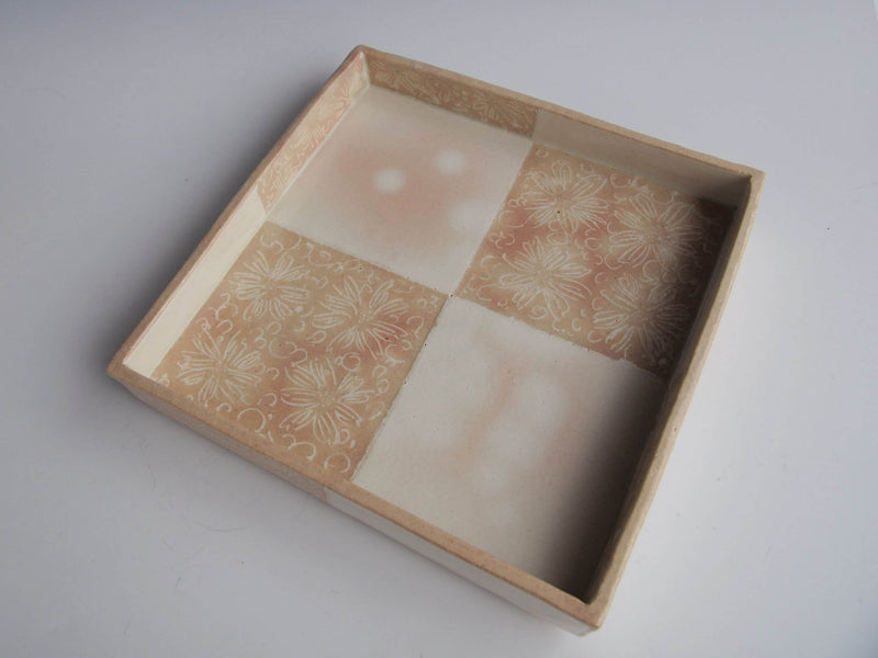 Rectangular box plate with red hishikomon