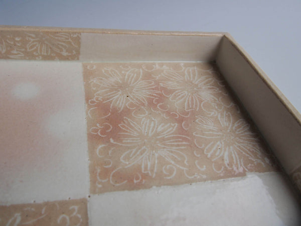 Rectangular box plate with red hishikomon